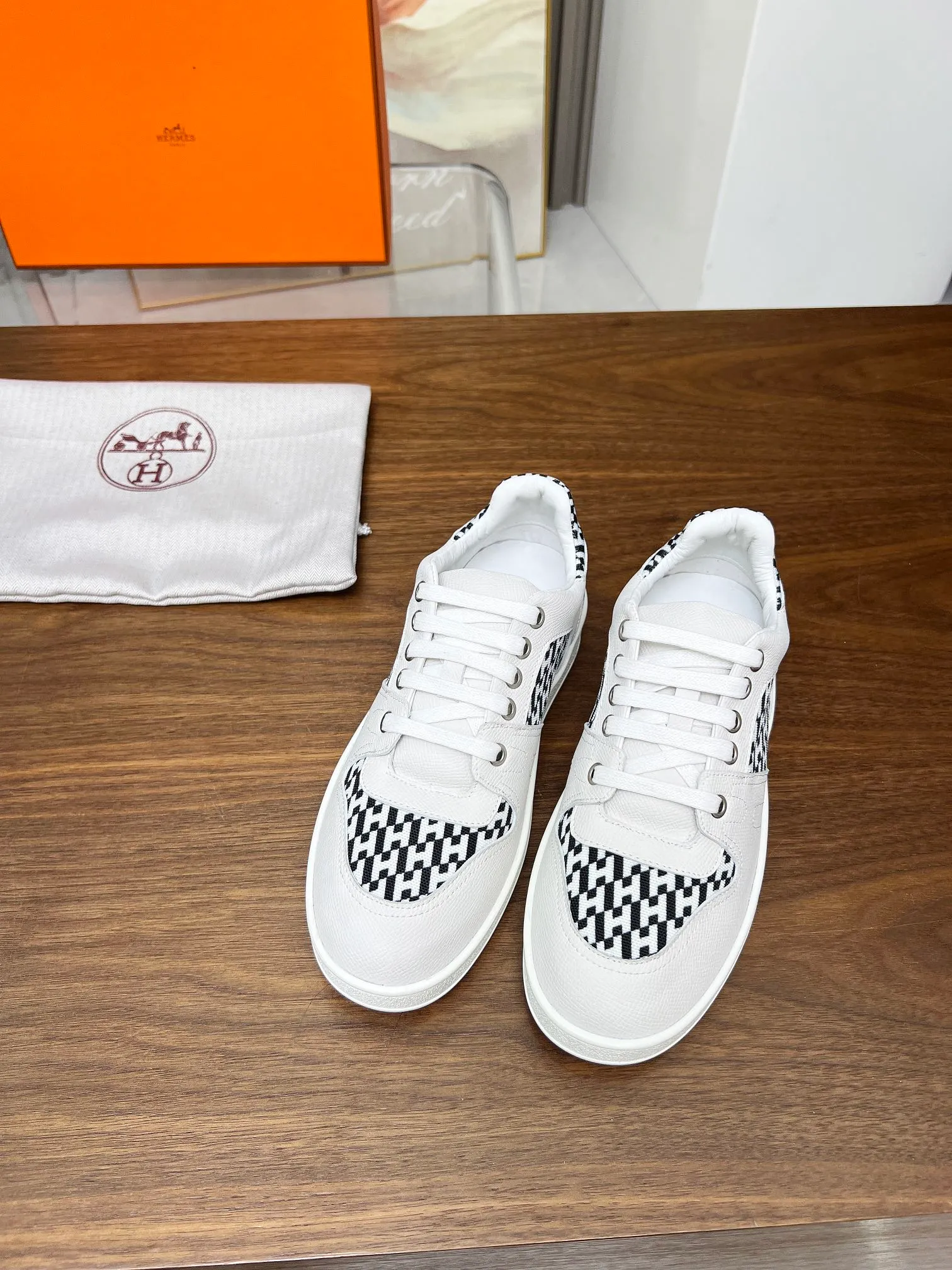 👟👟Ex-factory price 520👟👟 🔥🔥🔥French direct mail HERMES/Hermès flat fashion sports and casual shoes Korean style lace-up mesh lightweight! ! Breathable and comfortable, standard size 35/40 (41 can be customized and will not be returned)